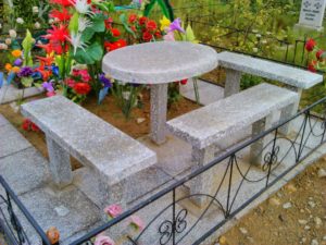 Скамейки на кладбище в Брянске